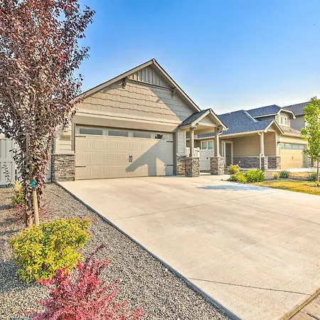 Prismatic Boise Retreat With Fenced Backyard! Villa